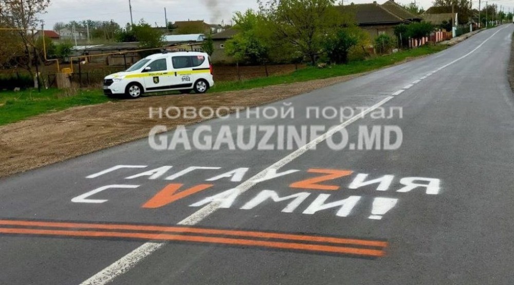 REVOLTĂTOR // Simbolurile interzise în Republica Moldova aplicate pe un drum din Găgăuzia